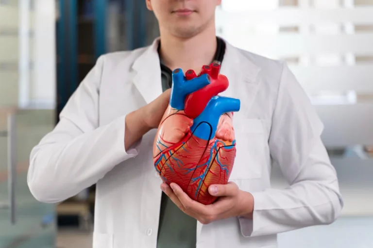 सामान्य हृदय रोगों को समझना: कोरोनरी धमनी रोग, अतालता, हृदय विफलता, और अधिक जैसे प्रचलित हृदय रोगों का अवलोकन।